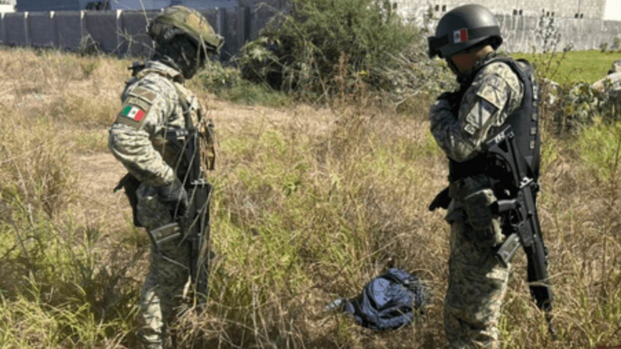 Maleta con billetes falsos y presunta droga decomisada por el Ejército en Culiacán, Sinaloa