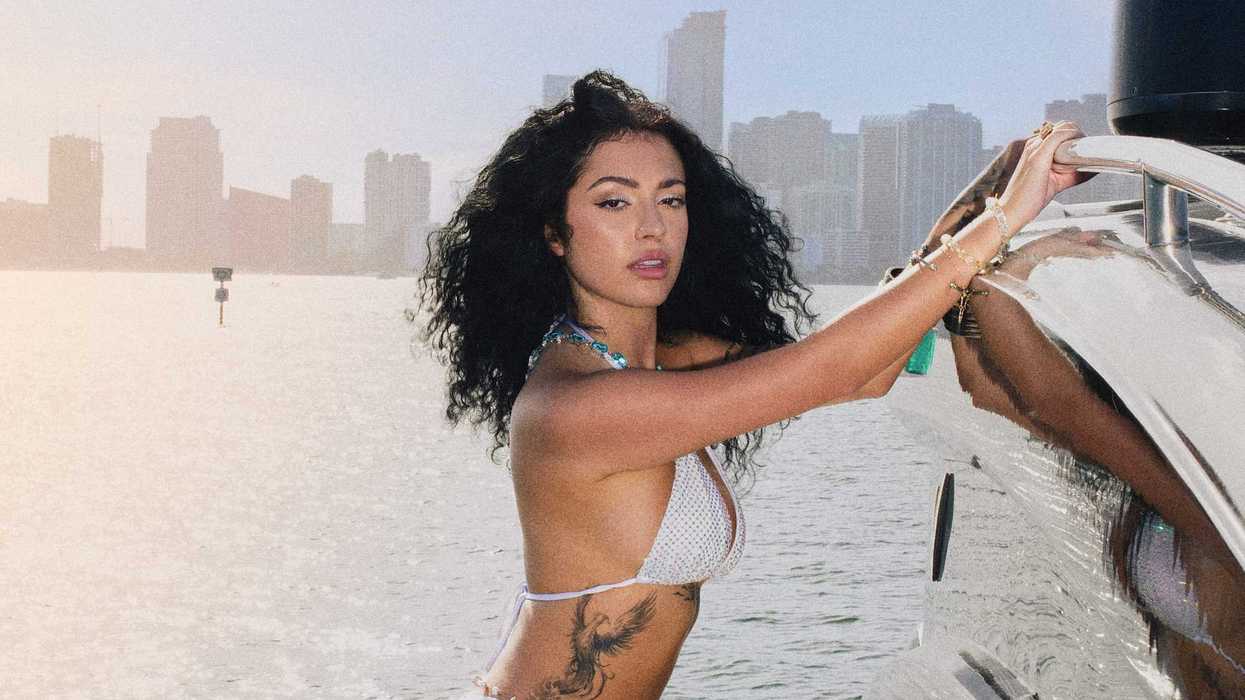 Malu Trevejo en presentación con micrófono, lanzamiento de "No Se Olvida"