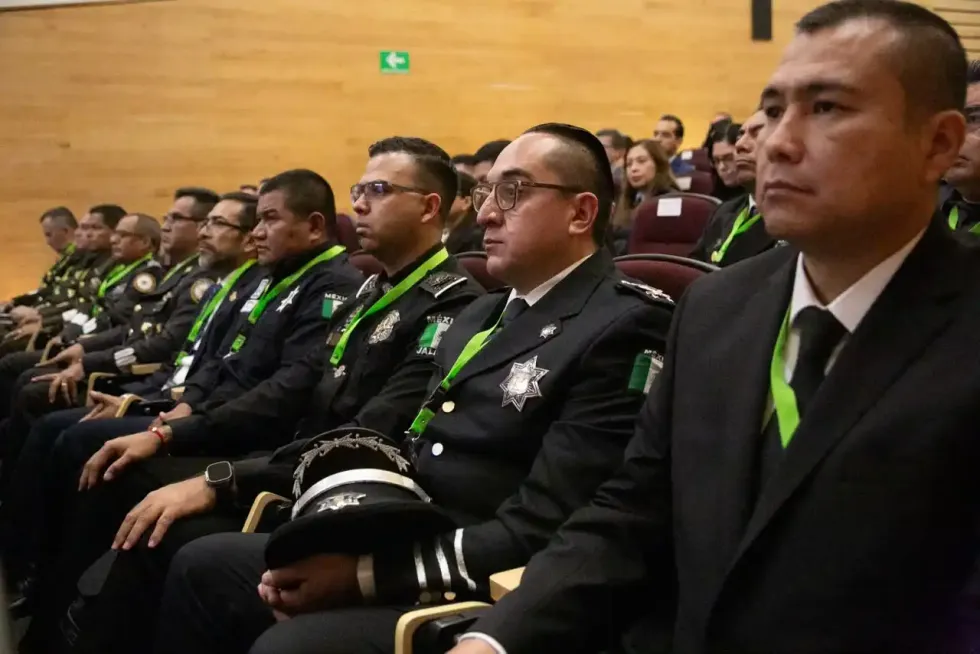 Mandos militares y de seguridad p\u00fablica siguen la sesi\u00f3n inaugural desde el auditorio.