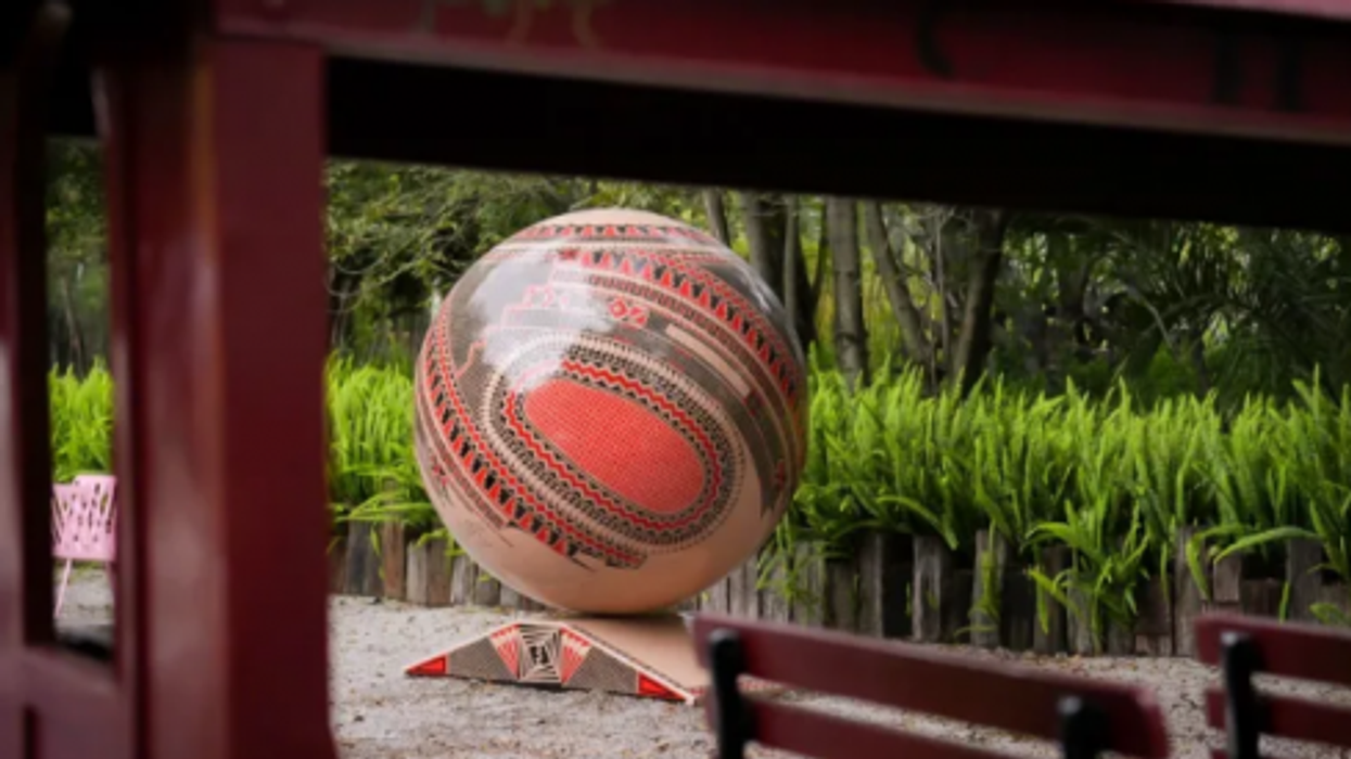 "MANETI" combina pinturas tradicionales rojo y negro con símbolos ancestrales de la civilización de Paquimé.