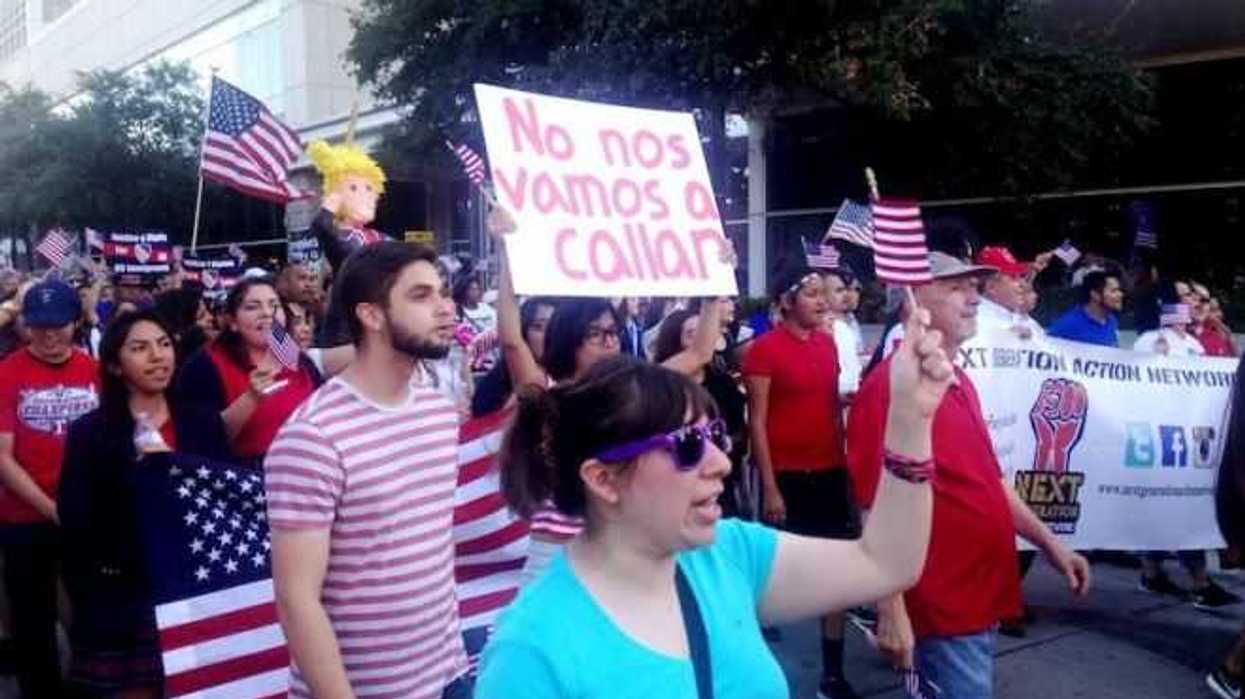 Manifestantes bloquean acceso a evento de Trump en Arizona
