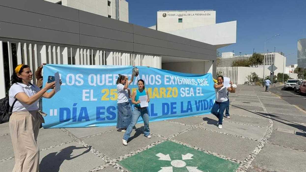 Manifestantes del movimiento Toda Vida Vale protestan con música de banda frente al Congreso de Querétaro