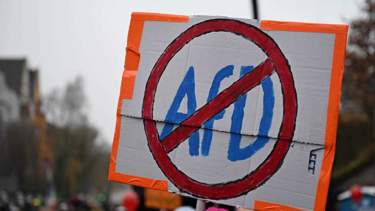 Manifestantes protestan ante la convención juvenil de AfD en Giessen. AP.