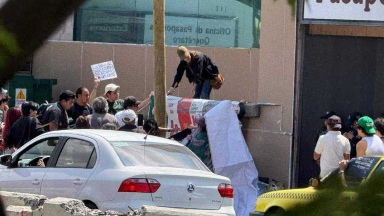 Manifestantes se concentran en Blvd. Bernardo Quintana a la altura de Los Arcos, generando afectaciones viales en dirección al sur de Querétaro.