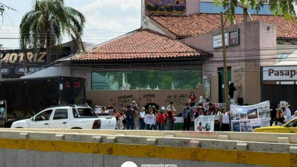Manifestantes se concentran en Blvd. Bernardo Quintana a la altura de Los Arcos, generando afectaciones viales en dirección al sur de Querétaro.
