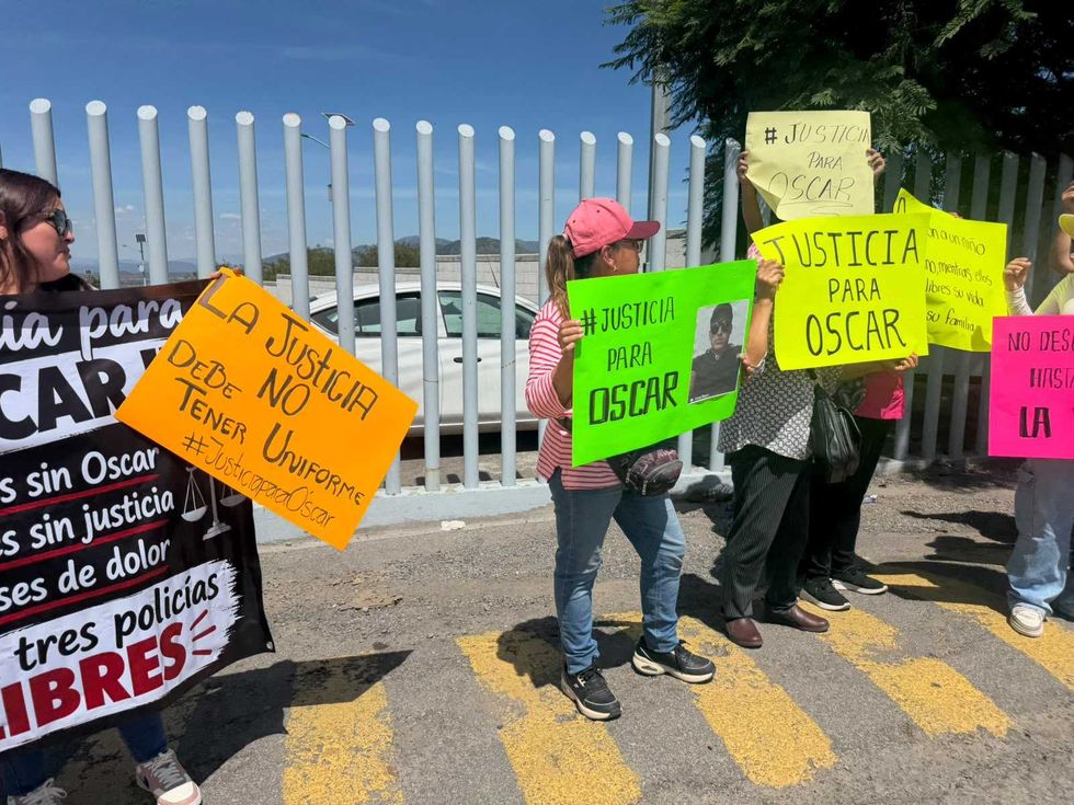 Manifestantes sostienen carteles que exigen que la justicia alcance tambi\u00e9n a quienes portan uniforme, durante una protesta por el caso de \u00d3scar en San Juan del R\u00edo