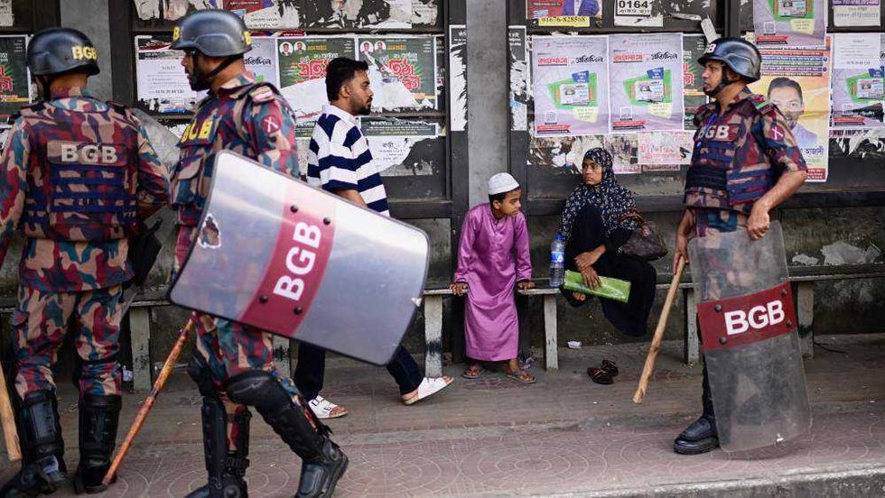 Manifestantes y fuerzas de seguridad se preparan ante posibles disturbios por el juicio a Sheikh Hasina en Bangladesh. AP.