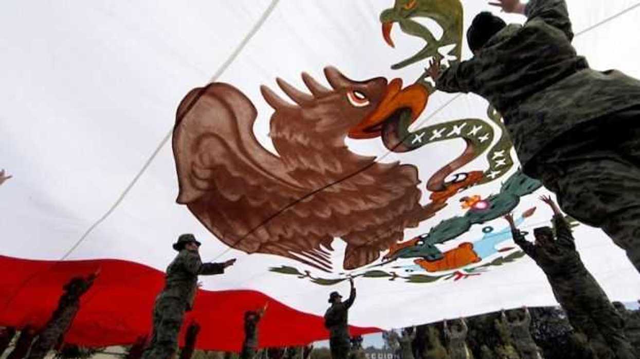 mano-asi-se-hace-la-bandera-de-mexico-gobierno-federal.jpg