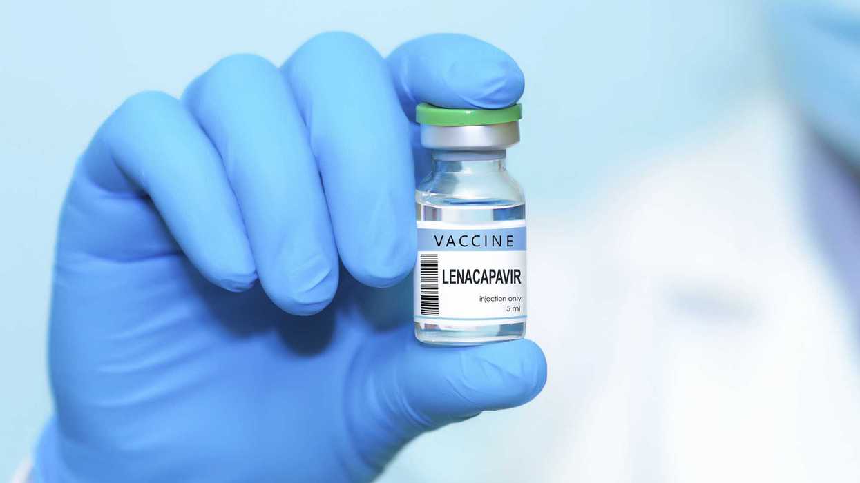 Mano con guante azul sostiene un frasco de lenacapavir, medicamento al que la Cofepris otorgó registro sanitario para prevenir el VIH