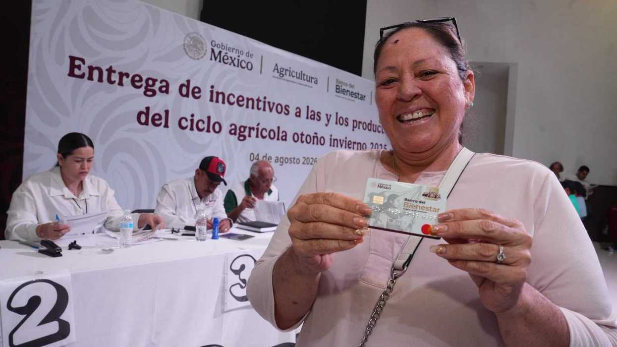 Manos de productora sostienen una tarjeta del Banco del Bienestar durante la entrega de incentivos a agricultoras y agricultores de maíz blanco en Sinaloa, ciclo Otoño-Invierno 2025-2026