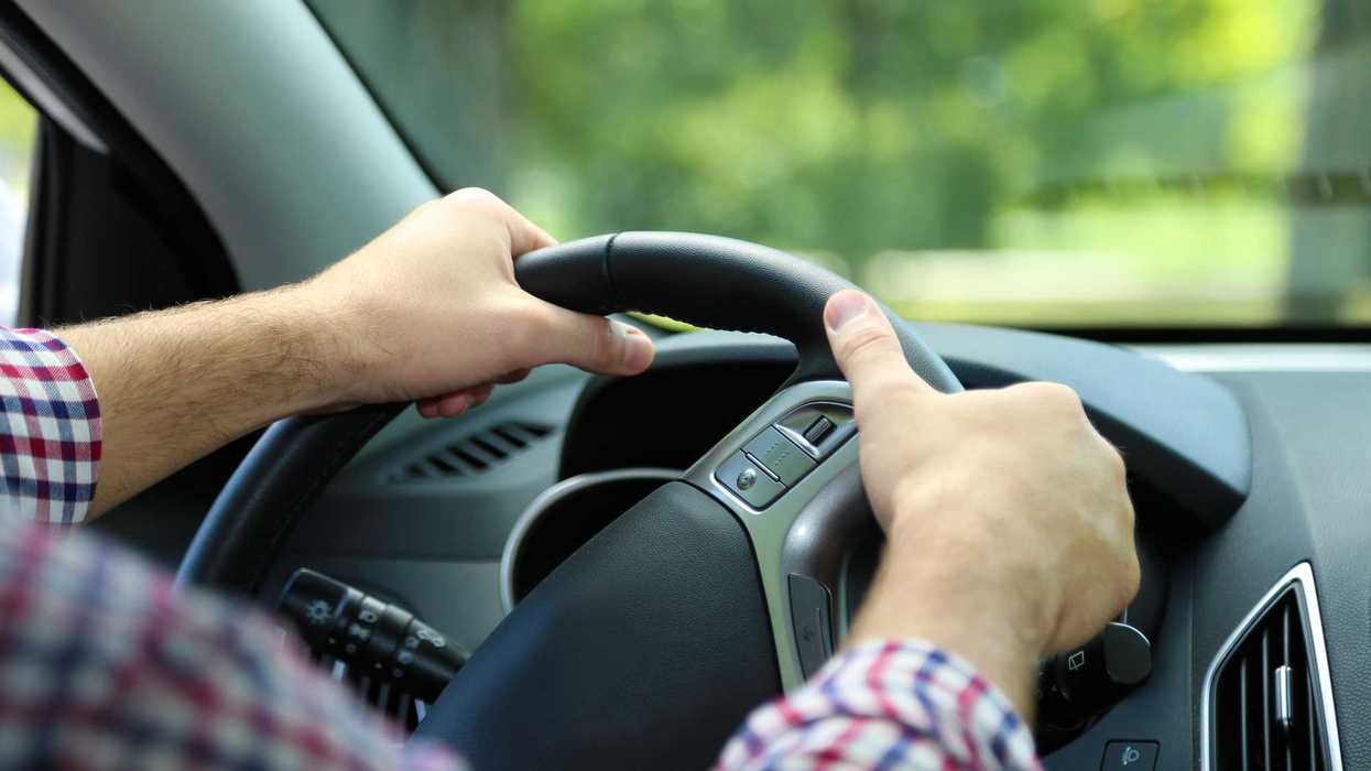 Manos de un conductor sobre el volante de un automóvil, imagen de referencia para el trámite de licencia de conducir en Tequisquiapan