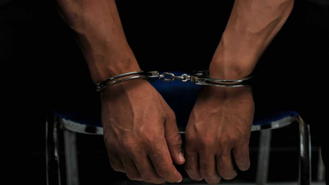 Manos esposadas de una persona, imagen ilustrativa sobre la liberación de un detenido por la Fiscalía de Morelos.