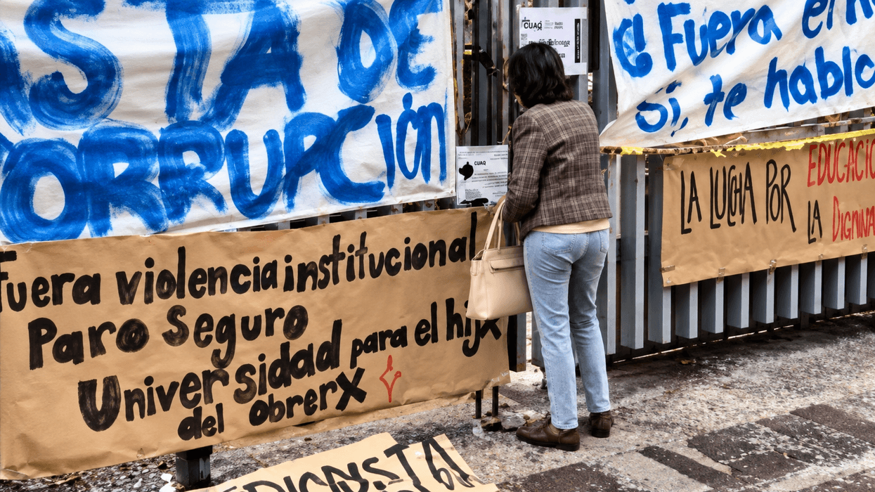Mantas pintadas a mano en una reja durante el paro estudiantil de la UAQ en Querétaro
