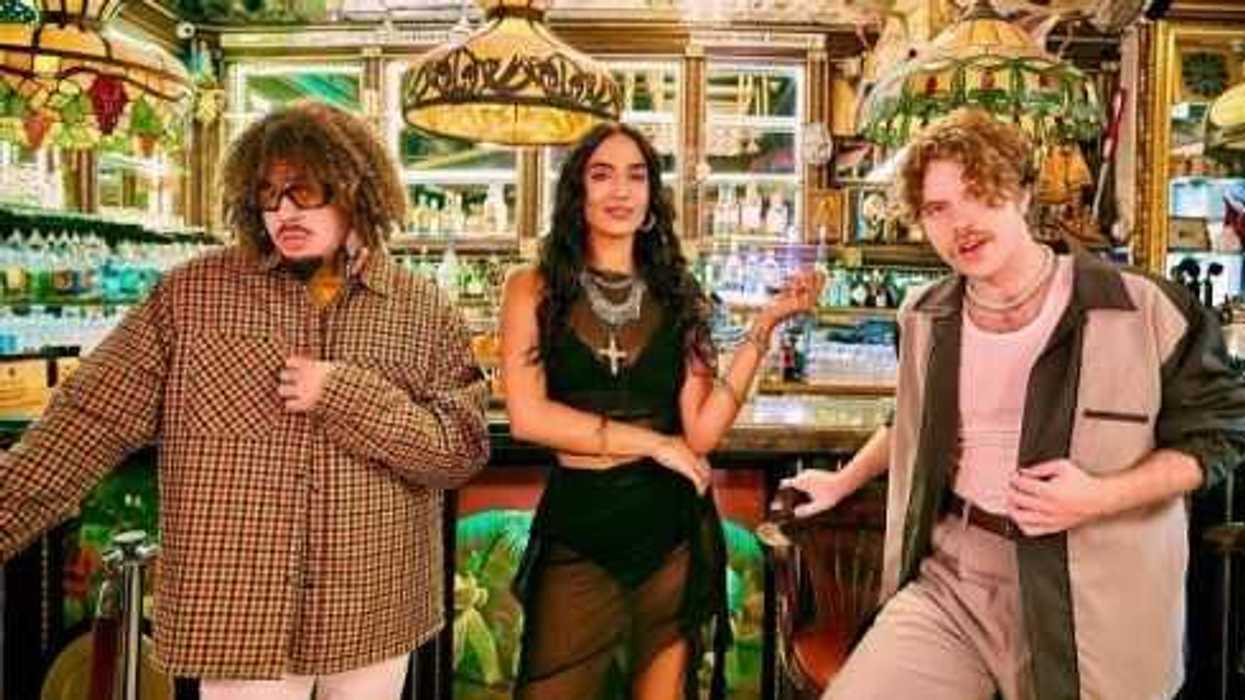 Manu Manzo rinde homenaje a Latinos en video “Pegaito” junto a Maffio y Calacote. AGENCIA NOTISTARZ.