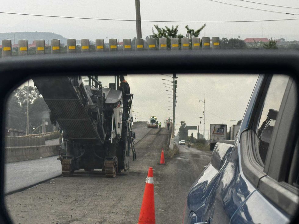 Maquinaria de fresado y trabajadores sobre el puente elevado de Palmillas, visto desde un espejo lateral