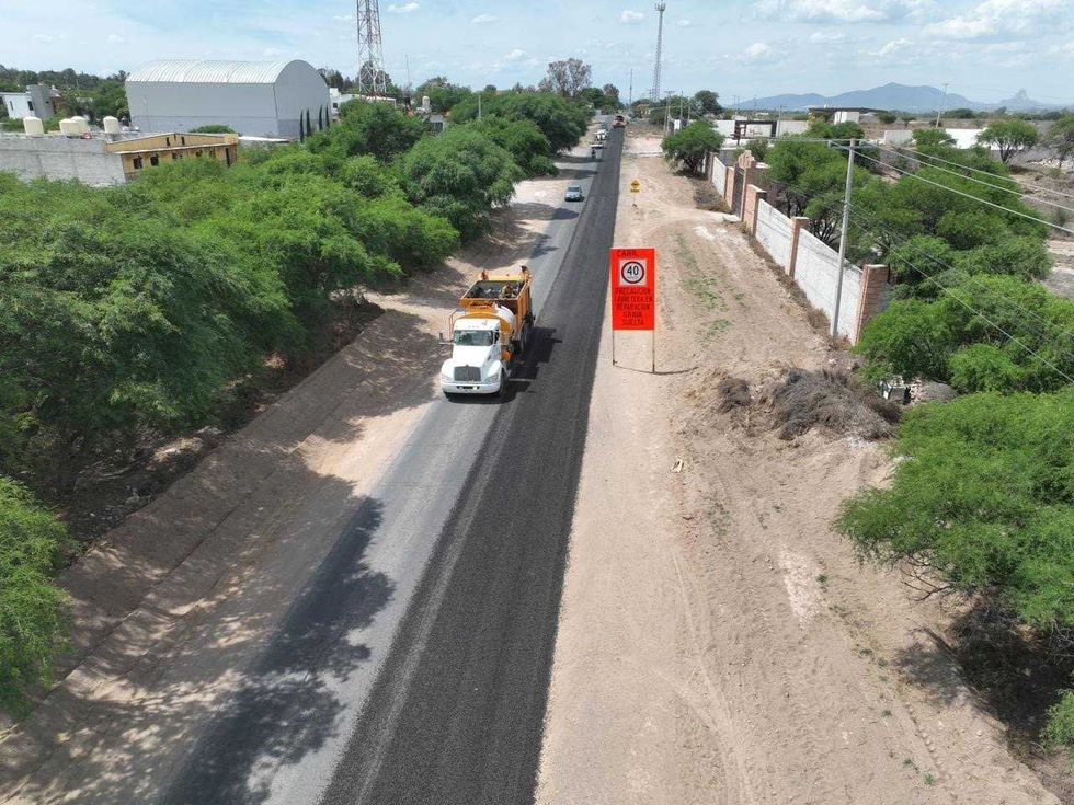 Maquinaria de la CEI durante la rehabilitaci\u00f3n de la Carretera Estatal 127 rumbo a Santill\u00e1n en Tequisquiapan