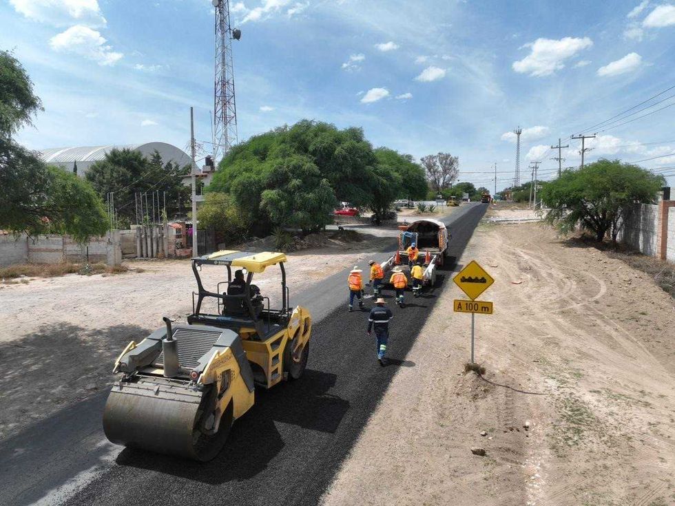 Maquinaria de la CEI durante la rehabilitaci\u00f3n de la Carretera Estatal 127 rumbo a Santill\u00e1n en Tequisquiapan