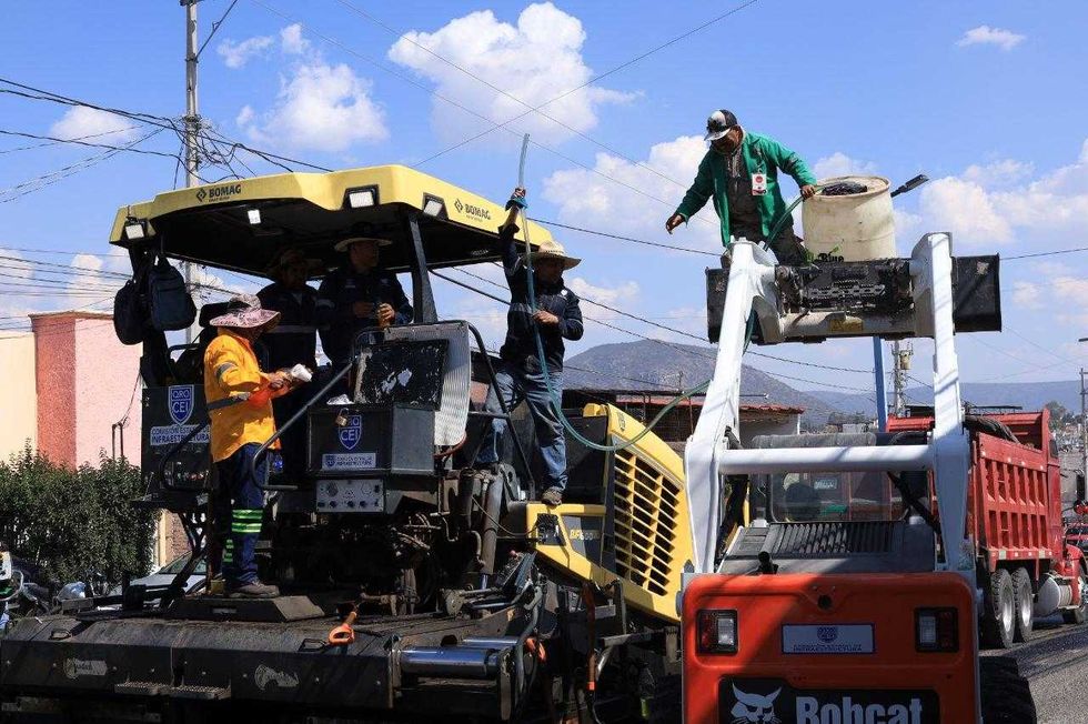 Maquinaria de la CEI realiza trabajos de reencarpetado en calles de San Juan del R\u00edo