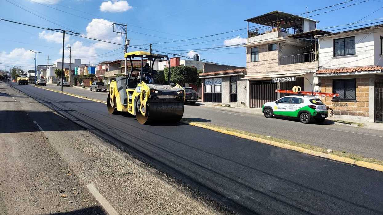 Maquinaria de la CEI realiza trabajos de reencarpetado en calles de San Juan del Río