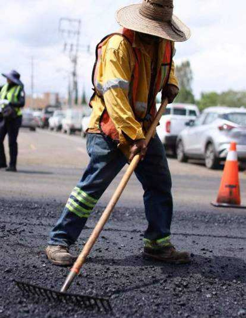 Maquinaria especializada realiza colocación de carpeta asfáltica en tramo de dos kilómetros de avenida Universidad.