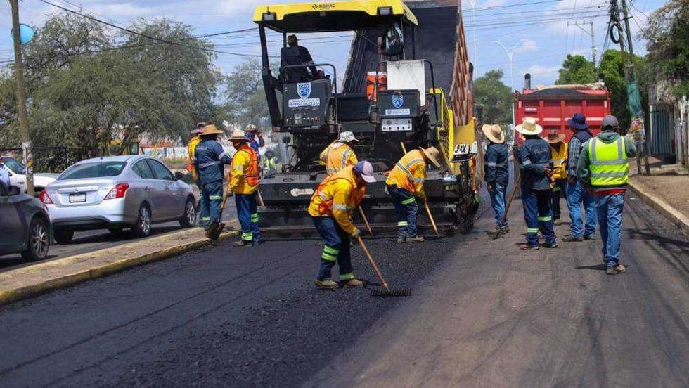Maquinaria especializada realiza colocación de carpeta asfáltica en tramo de dos kilómetros de avenida Universidad.