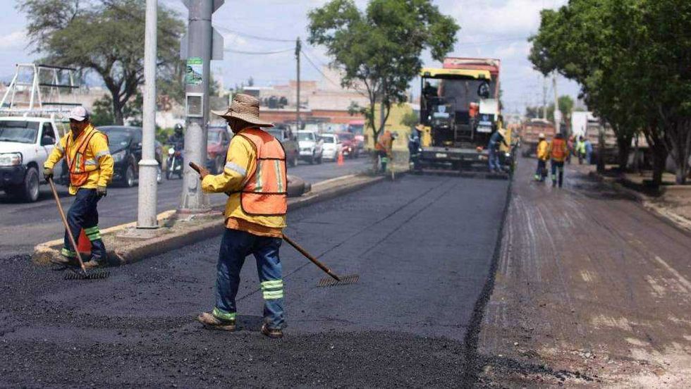 Maquinaria especializada realiza colocación de carpeta asfáltica en tramo de dos kilómetros de avenida Universidad.
