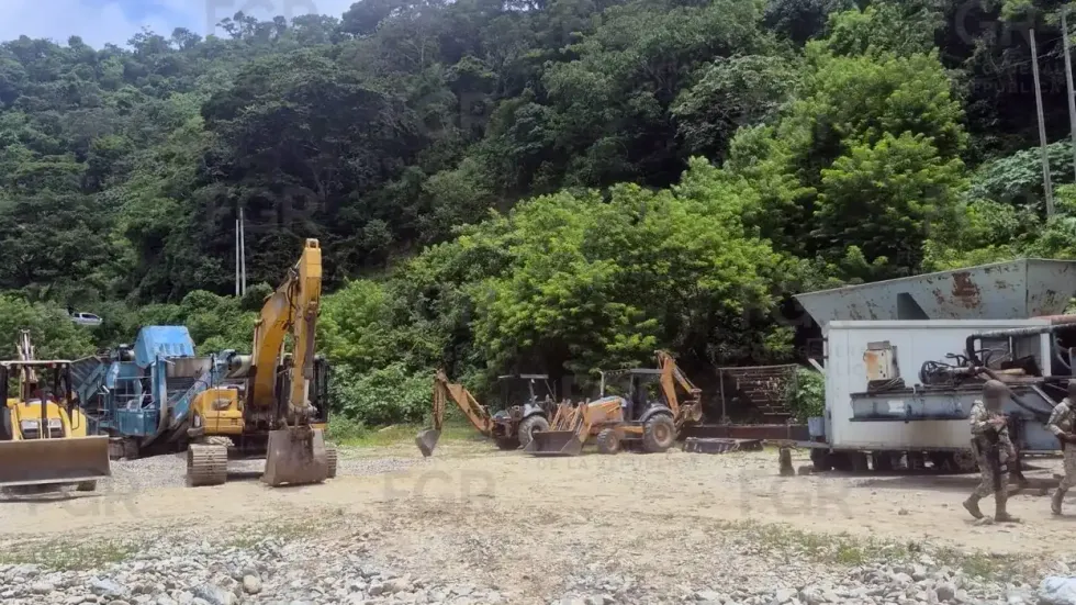 Maquinaria pesada asegurada durante un cateo junto al r\u00edo Huixtla en Chiapas