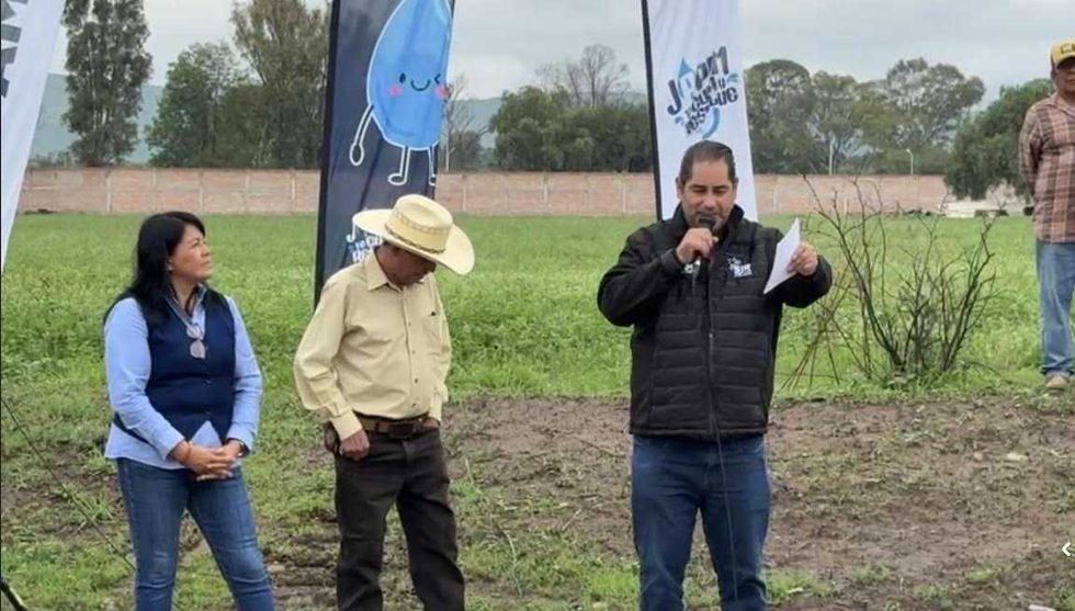 Maquinaria pesada conforma la cortina de un bordo de regulaci\u00f3n en el ejido de Banth\u00ed durante el arranque del programa Ra\u00edces del Agua.