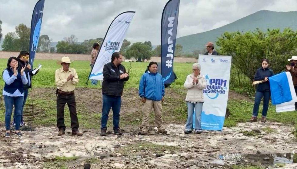 Maquinaria pesada conforma la cortina de un bordo de regulaci\u00f3n en el ejido de Banth\u00ed durante el arranque del programa Ra\u00edces del Agua.