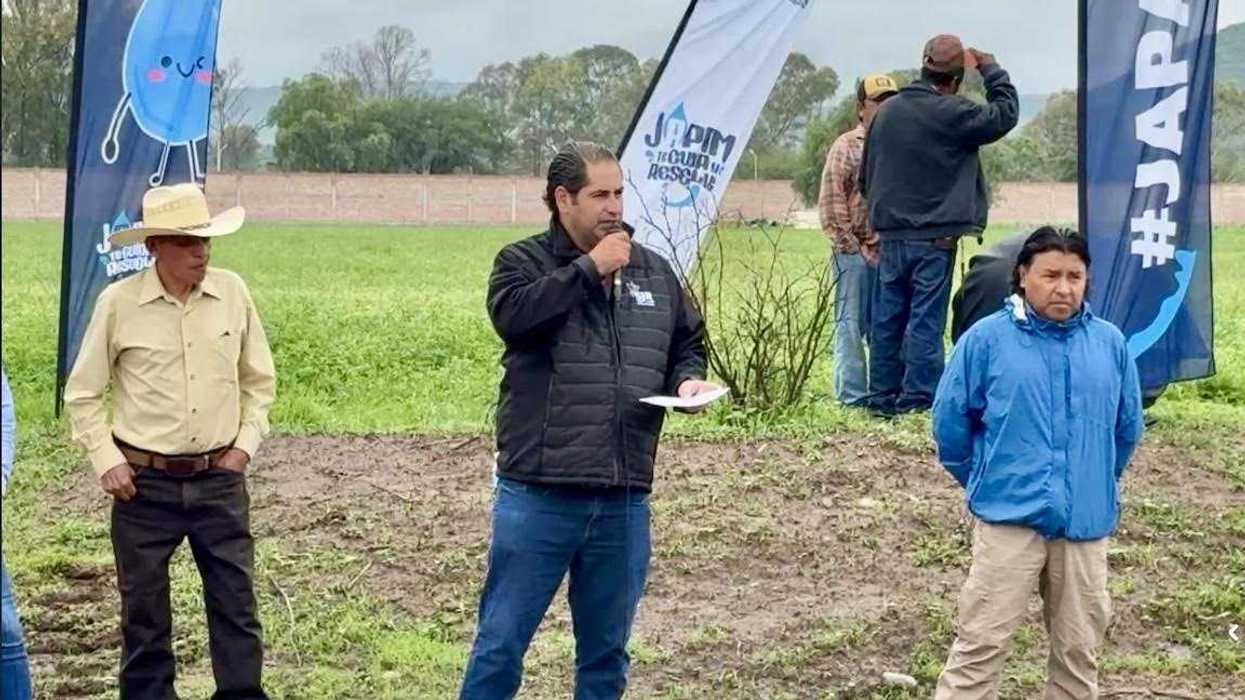 Maquinaria pesada conforma la cortina de un bordo de regulación en el ejido de Banthí durante el arranque del programa Raíces del Agua.
