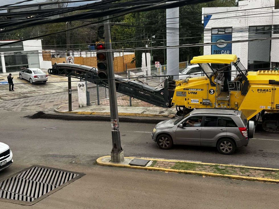 Maquinaria pesada levanta la carpeta asf\u00e1ltica en la obra vial estatal de San Juan del R\u00edo