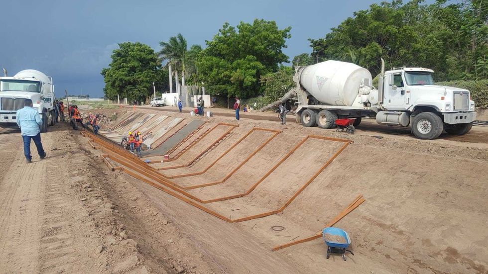 Maquinaria pesada realiza obras de modernizaci\u00f3n de canales de riego en el Distrito de Riego 075 R\u00edo Fuerte, en Sinaloa, dentro del programa de tecnificaci\u00f3n de Conagua.