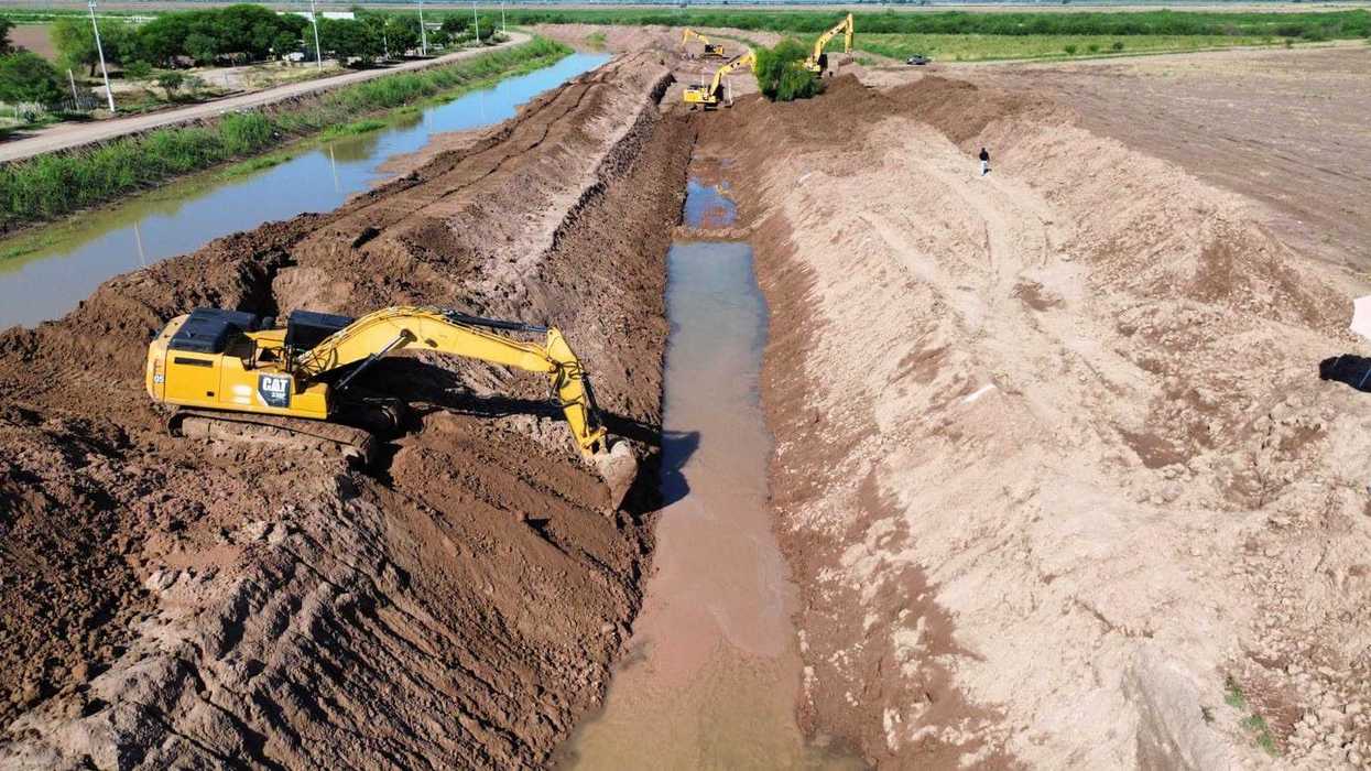 Maquinaria pesada realiza obras de modernización de canales de riego en el Distrito de Riego 075 Río Fuerte, en Sinaloa, dentro del programa de tecnificación de Conagua.