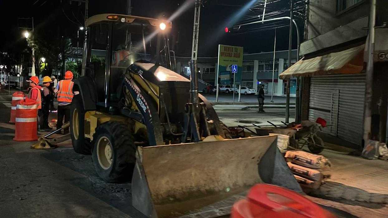 Maquinaria pesada y personal municipal realizan trabajos nocturnos de reencarpetado en avenida Tecnológico, en Querétaro.