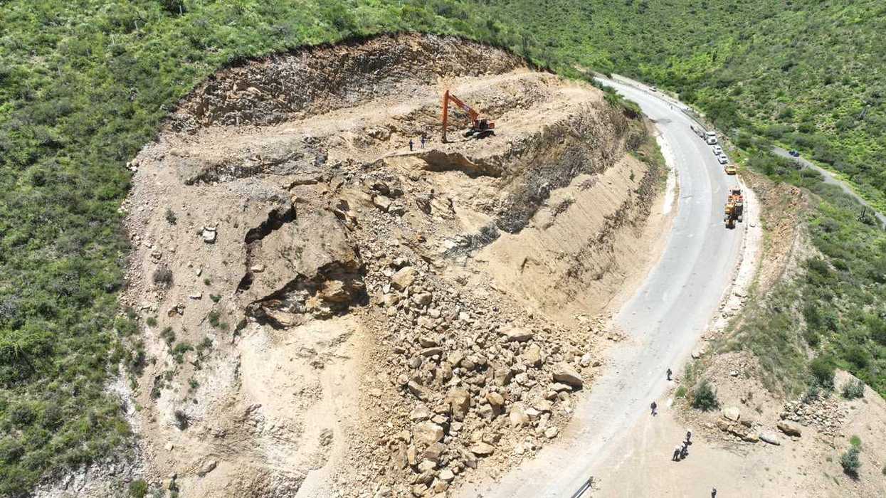 Maquinaria retira derrumbe sobre la Carretera Estatal 100 en Querétaro