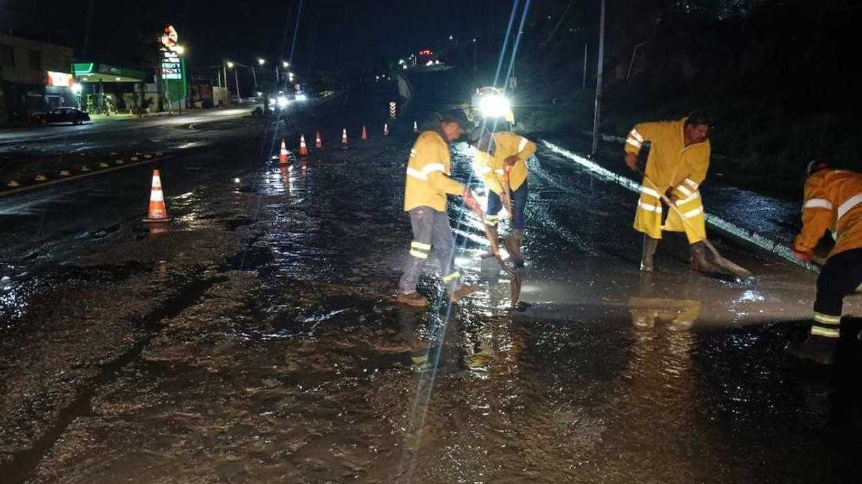 Maquinaria retira material de un deslave en un camino de la sierra de Querétaro tras las lluvias.