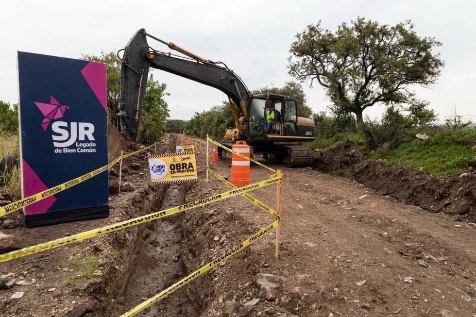 Maquinaria retroexcavadora trabaja en la sustituci\u00f3n de la l\u00ednea de agua potable en Cerro Gordo, San Juan del R\u00edo.