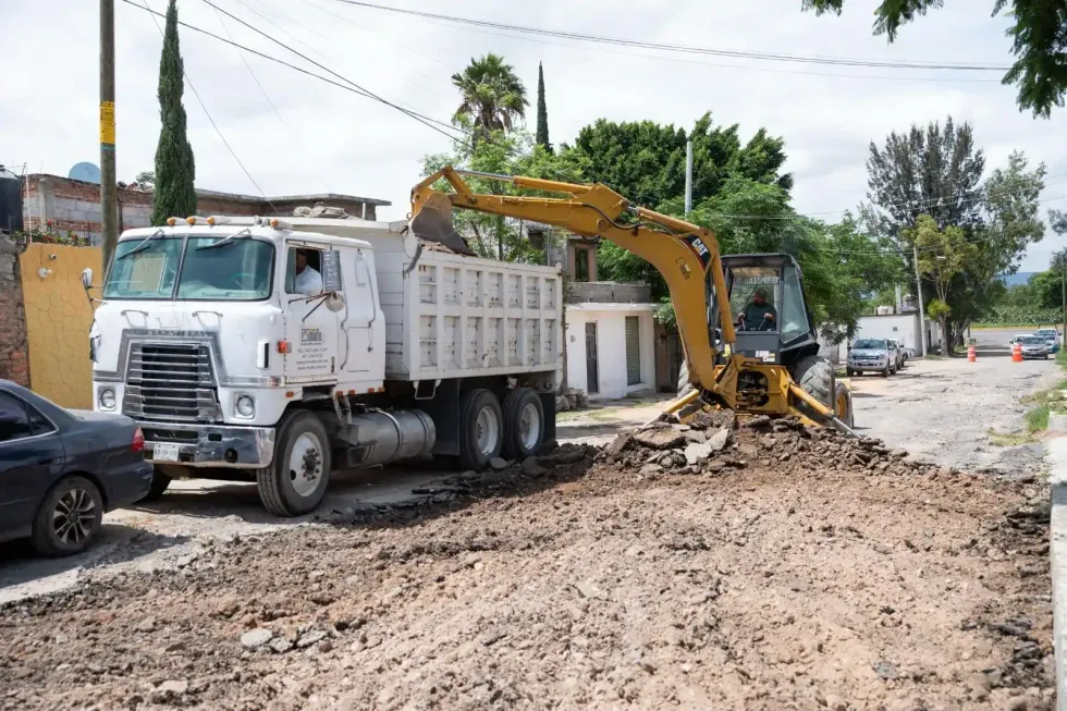 Maquinaria trabaja en la rehabilitaci\u00f3n de una calle en La Llave