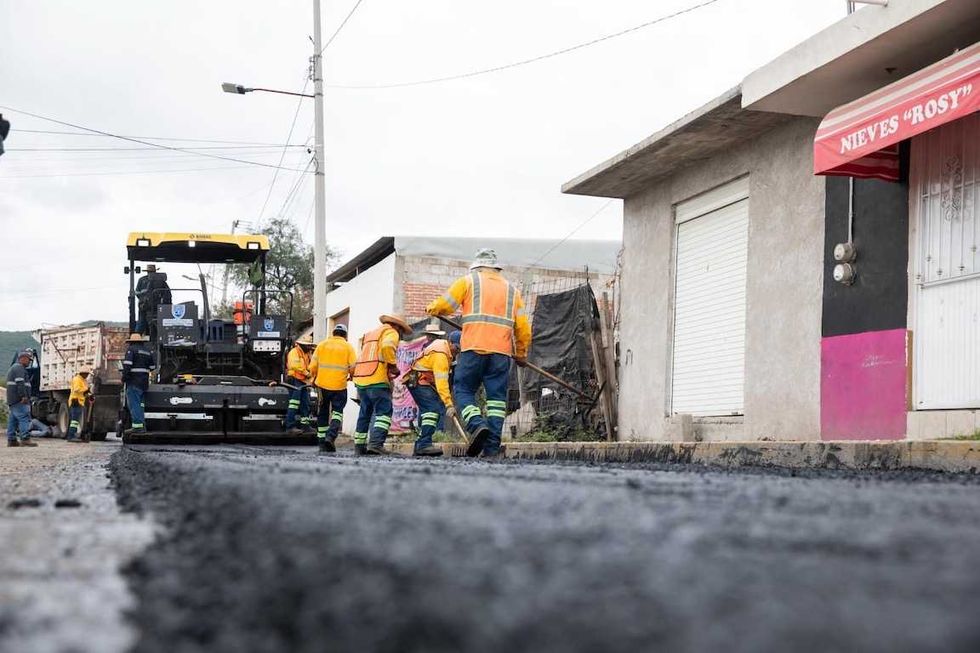 Maquinaria y cuadrilla aplican asfalto en una vialidad de la zona Oriente de San Juan del R\u00edo durante la rehabilitaci\u00f3n municipal.