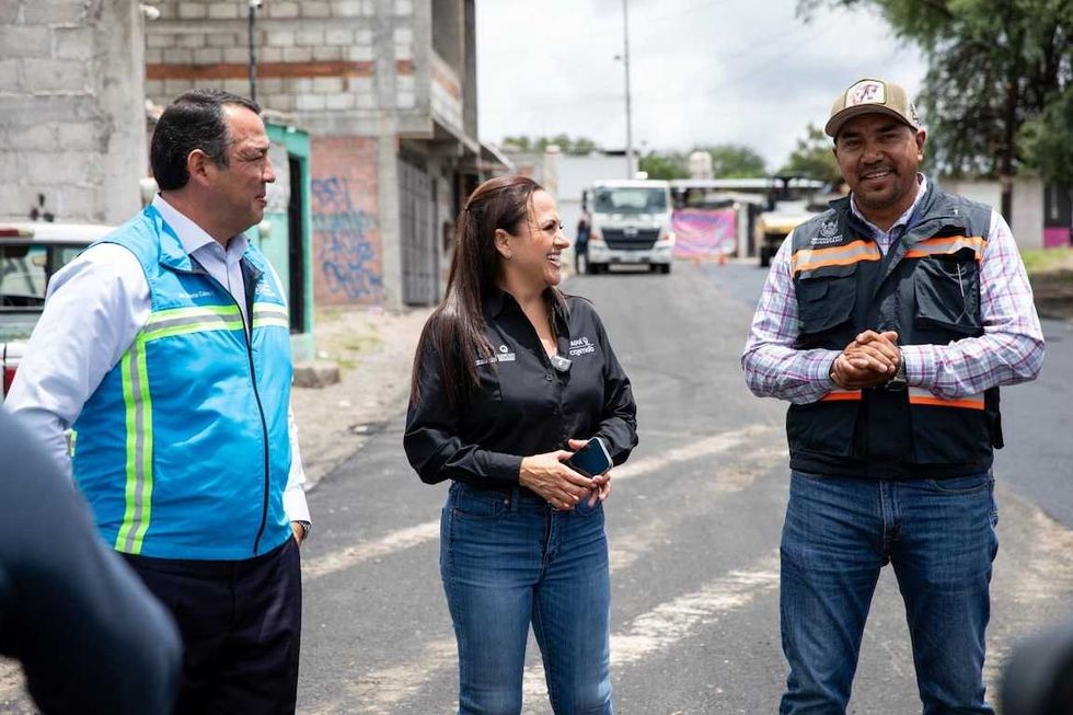 Maquinaria y cuadrilla aplican asfalto en una vialidad de la zona Oriente de San Juan del R\u00edo durante la rehabilitaci\u00f3n municipal.