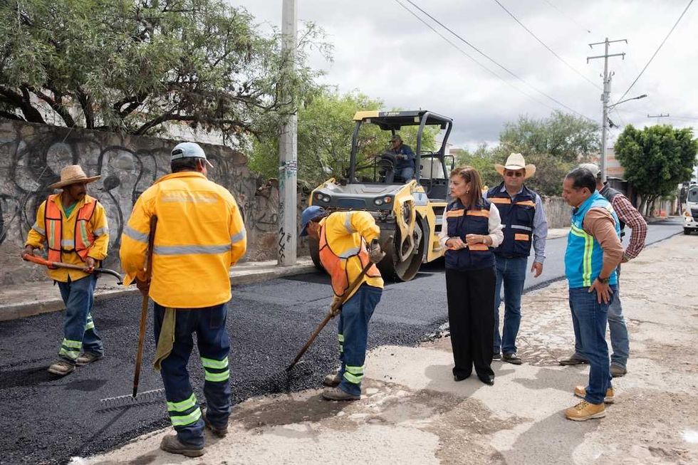 Maquinaria y cuadrilla aplican asfalto en una vialidad de la zona Oriente de San Juan del R\u00edo durante la rehabilitaci\u00f3n municipal.