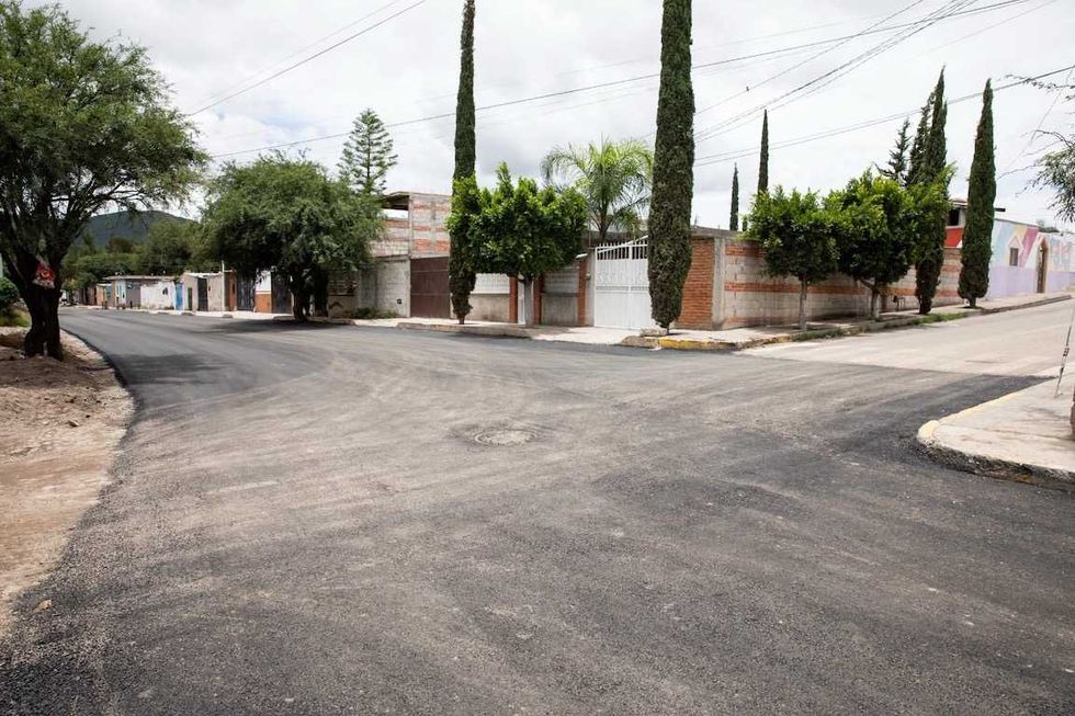 Maquinaria y cuadrilla aplican asfalto en una vialidad de la zona Oriente de San Juan del R\u00edo durante la rehabilitaci\u00f3n municipal.