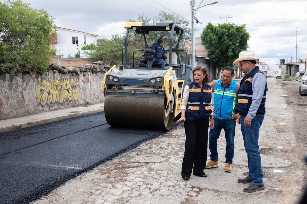 Maquinaria y cuadrilla aplican asfalto en una vialidad de la zona Oriente de San Juan del R\u00edo durante la rehabilitaci\u00f3n municipal.