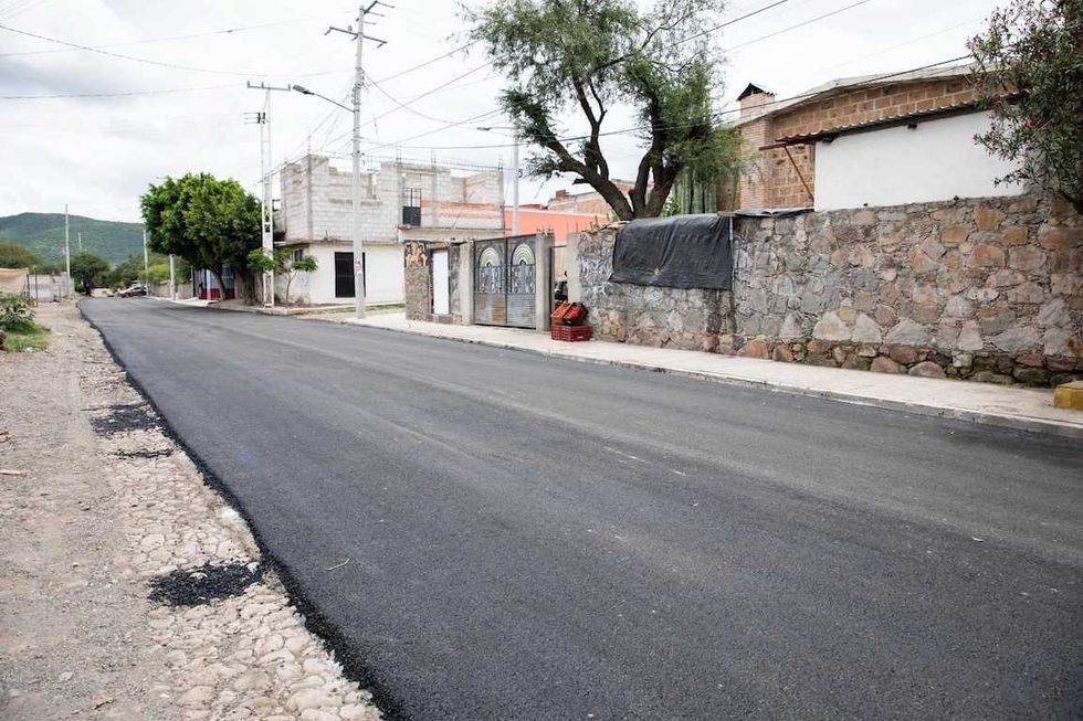 Maquinaria y cuadrilla aplican asfalto en una vialidad de la zona Oriente de San Juan del R\u00edo durante la rehabilitaci\u00f3n municipal.