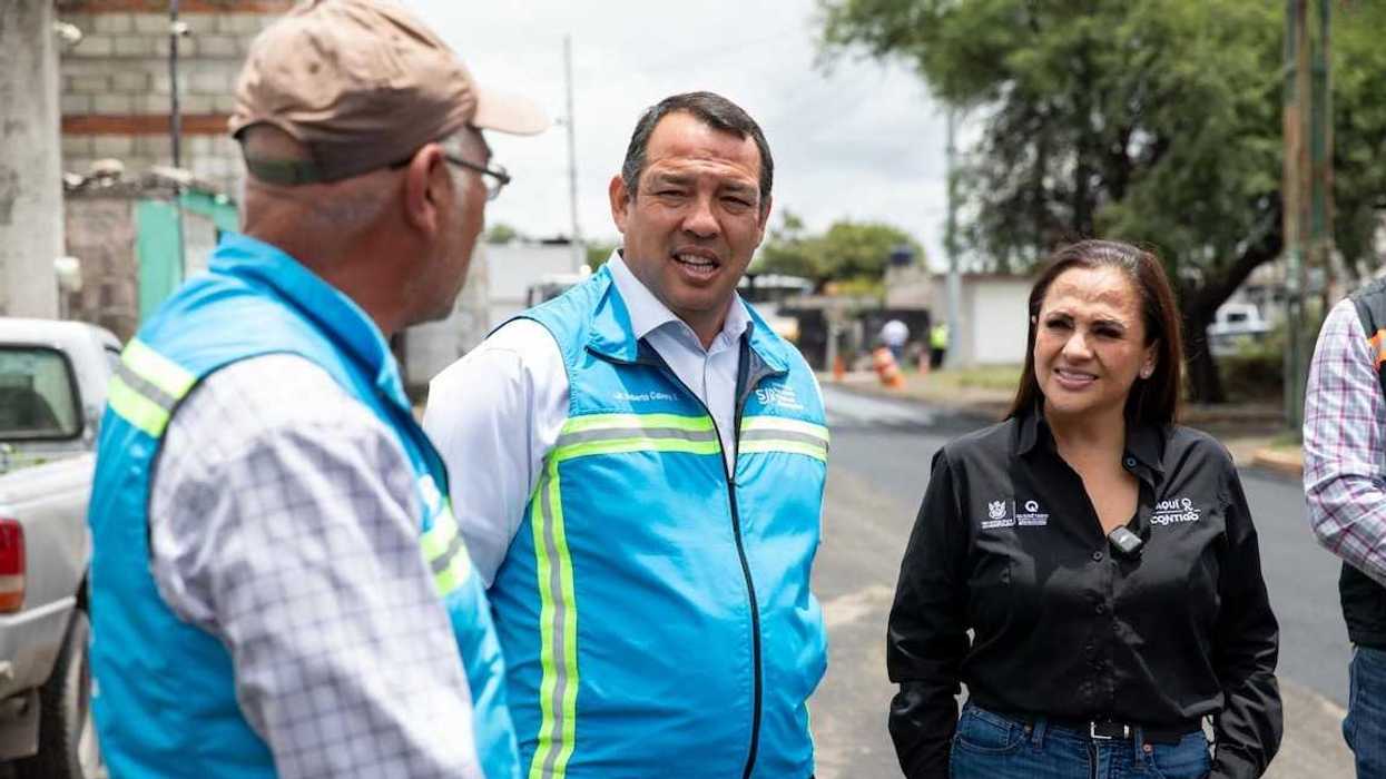 Maquinaria y cuadrilla aplican asfalto en una vialidad de la zona Oriente de San Juan del Río durante la rehabilitación municipal.