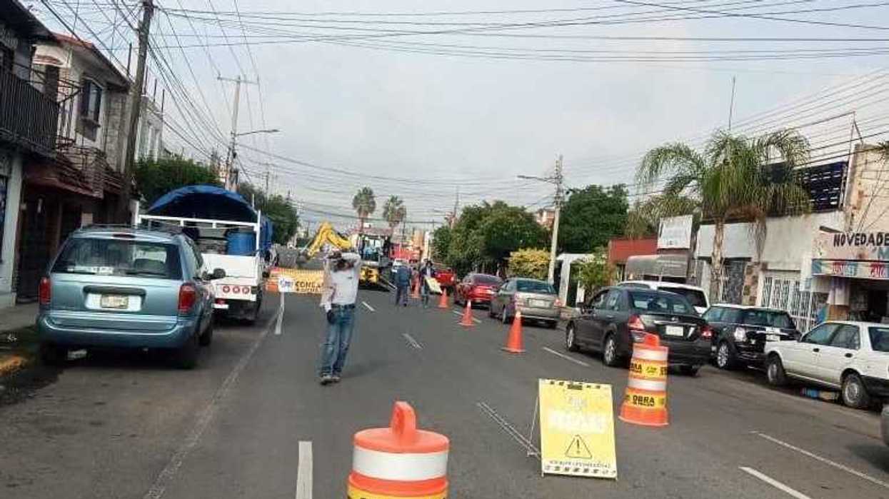 Maquinaria y personal de JAPAM realizan trabajos de cierre vial durante una obra de drenaje en San Juan del Río