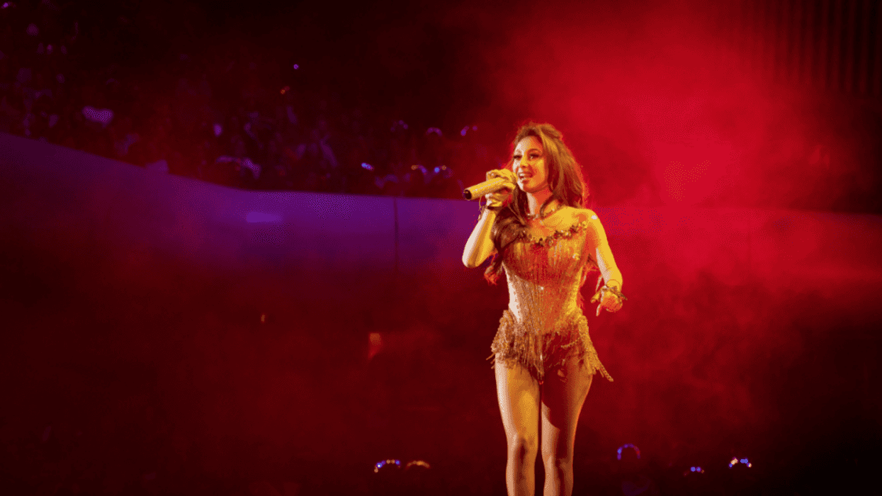 Mar, hija de Marco Antonio Solís, brilla como invitada especial en concierto de Gloria Trevi.