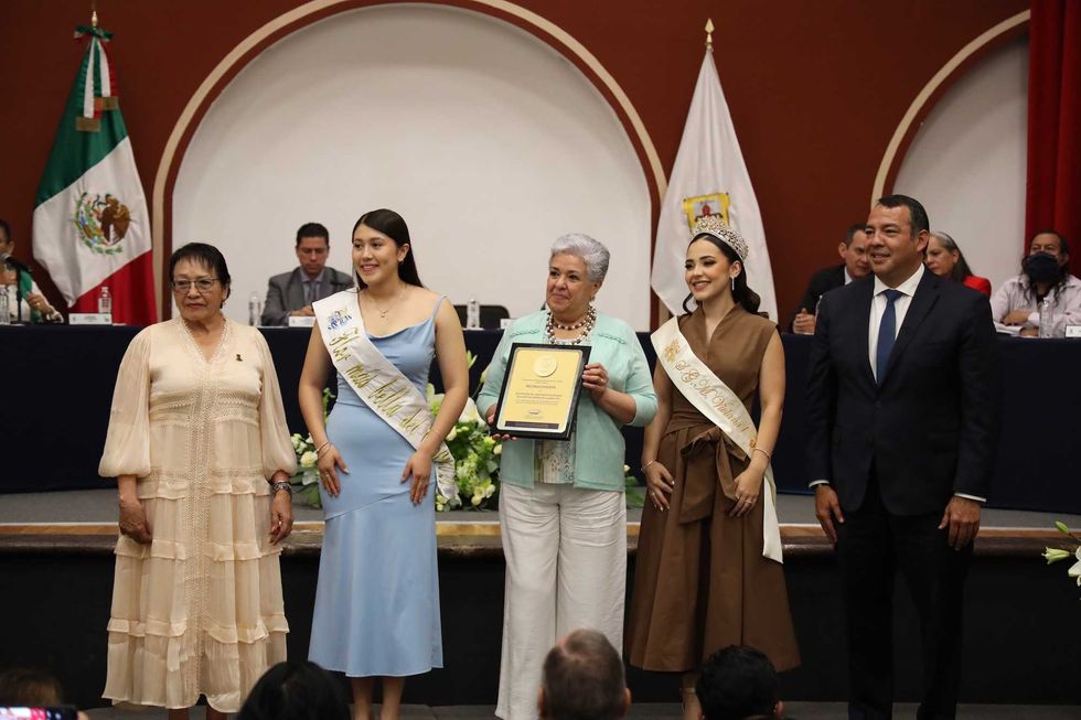 Mar\u00eda Dolores Vel\u00e1zquez Montes recibe el reconocimiento a la Diputaci\u00f3n del Santuario Diocesano de Nuestra Se\u00f1ora de Guadalupe junto a integrantes del ayuntamiento y reinas de fiestas en el Foro San Juan
