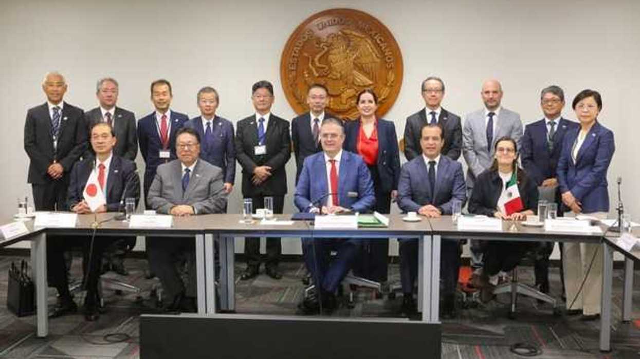 Marcelo Ebrard y delegación de KEIDANREN y funcionarios mexicanos posan en fila frente al escudo nacional durante reunión bilateral