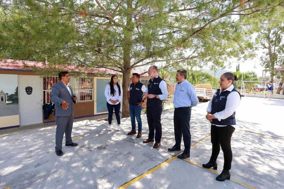 Marco Antonio Del Prete entrega certificado ambiental a estudiantes de la Telesecundaria Quer\u00e9taro en Huimilpan.